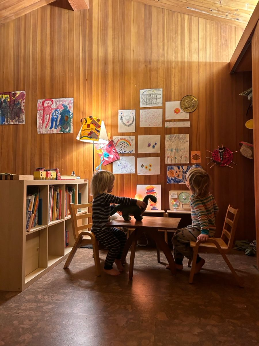 Kinder spielen gemeinsam mit viel Freude im Freien