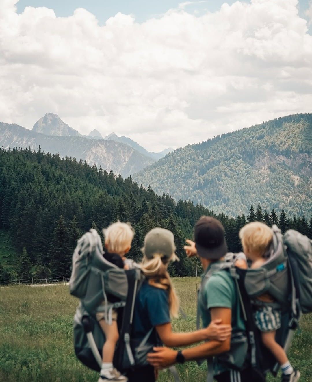 Familie erkundet gemeinsam die Natur auf einem Ausflug